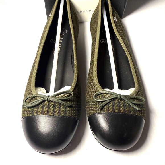 CHANEL Tweed Lambskin Cap Toe Ballerina Olive and Black Tweed Ballet Flats NWT - Picture 3 of 13